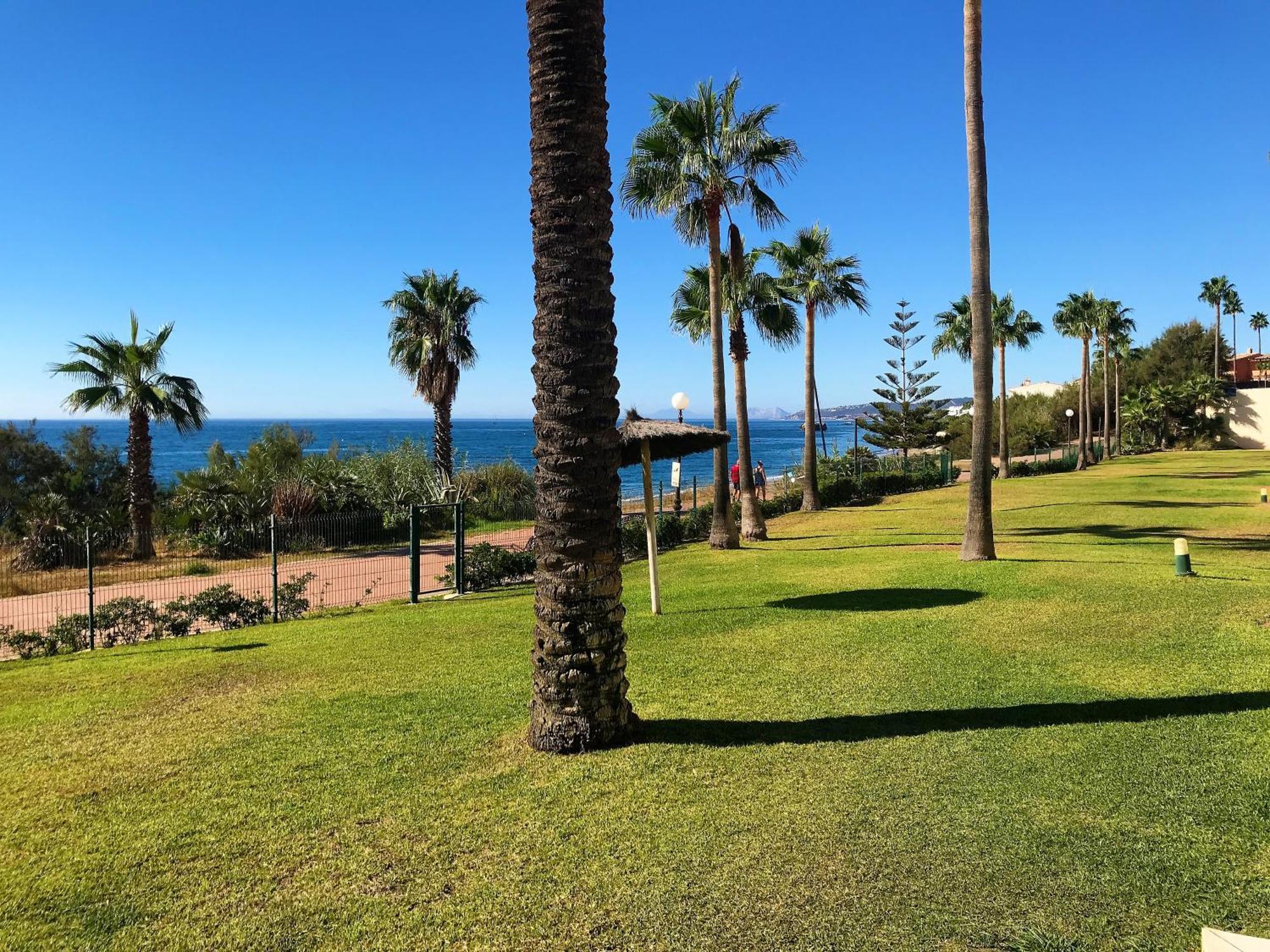 Apartments Bermuda Beach Estepona Bagian luar foto